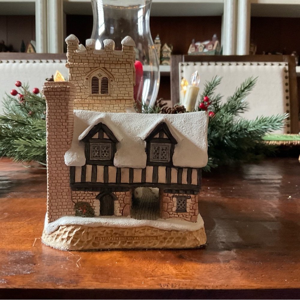 A Christmas Carol Cottage 1989 by David Winter - Picture 2 of 6